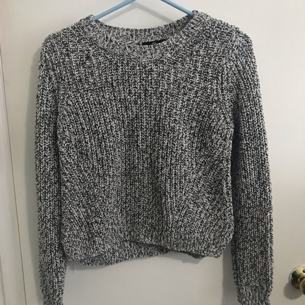 H&M black and white sweater size S